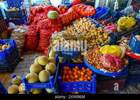 Negozio di verdure, fruttivendolo a Dalyan, Turchia, che mostra prodotti locali colorati Foto Stock