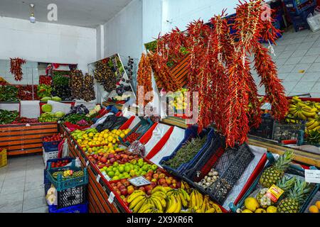 Negozio di verdure, fruttivendolo a Dalyan, Turchia, che mostra prodotti locali colorati Foto Stock