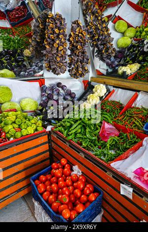 Negozio di verdure, fruttivendolo a Dalyan, Turchia, che mostra prodotti locali colorati Foto Stock