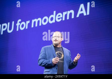 Il presidente e CEO di Qualcomm Cristiano Amon tiene un discorso di apertura ai al Computex a Taipei il 3 giugno 2024. Foto Stock