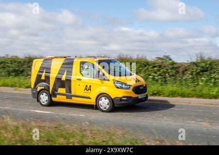 Furgone AA con luci lampeggianti gialle. Ford Transit Custom 340 Trend e Blue EcoBlue 1955 ss Panel Van in viaggio per Hoghton Tower Supercar Showtime; giugno 2024 Foto Stock