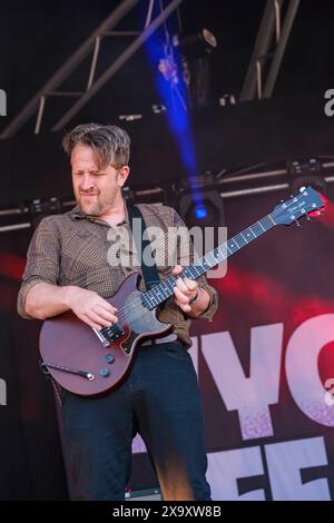 Barry Hyde dei Futureheads si esibisce al Wychwood Festival, Cheltenham, Regno Unito. 2 giugno 2024 Foto Stock