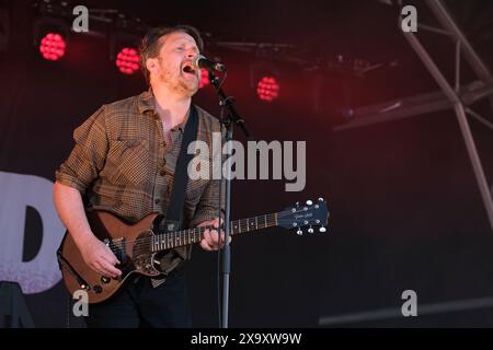 Barry Hyde dei Futureheads si esibisce al Wychwood Festival, Cheltenham, Regno Unito. 2 giugno 2024 Foto Stock