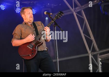 Barry Hyde dei Futureheads si esibisce al Wychwood Festival, Cheltenham, Regno Unito. 2 giugno 2024 Foto Stock