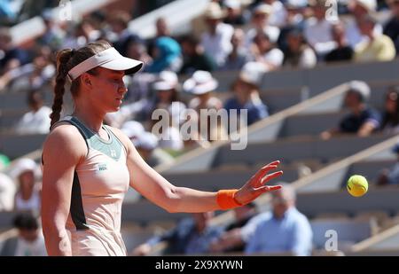 Parigi, Francia. 3 giugno 2024. Elena Rybakina reagisce durante il singolare femminile del 16° turno tra Elena Rybakina del Kazakistan e Elina Svitolina dell'Ucraina al torneo francese di tennis a Parigi, in Francia, 3 giugno 2024. Crediti: Gao Jing/Xinhua/Alamy Live News Foto Stock