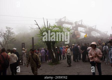 I cinesi e i viaggiatori stranieri alla stazione utilizzano la funivia per visitare la grotta di Tianmen o Heaven Gate nella foresta nazionale di Tianmen Foto Stock