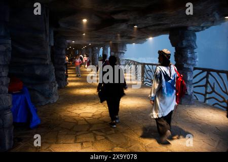 Tunnel pedonale con design interno per i cinesi i viaggiatori stranieri visitano a piedi la grotta di Tianmen o la porta del cielo nella foresta nazionale del monte Tianmen Foto Stock