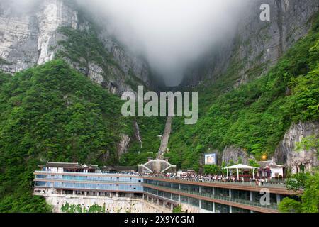 La grotta Tianmen Shan o la porta del Paradiso nel Parco Nazionale della Foresta di Tianmenshan Mountain per i viaggiatori cinesi che viaggiano visitano camminando sulle scale rispettano i desideri Foto Stock