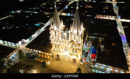 Veduta aerea della Cattedrale illuminata di notte. Jardin, Colombia Foto Stock