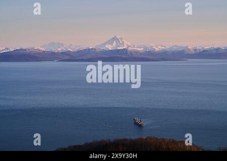 Petropavlovsk Kamchatsky. 3 giugno 2024. Questa foto scattata il 2 giugno 2024 mostra il vulcano Vilyuchinsky a Kamchatka, Russia. Il territorio della Kamchatka si trova nella parte orientale dell'Estremo Oriente russo, confinante con il Mare di Okhotsk a ovest e con l'Oceano Pacifico e il Mare di Bering a est. La sua capitale è Petropavlovsk-Kamchatsky. Crediti: Guo Feizhou/Xinhua/Alamy Live News Foto Stock