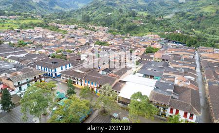 Vista sulla città di Jardin, Antioquia, Colombia. Città rurali. Copia spazio. Foto Stock