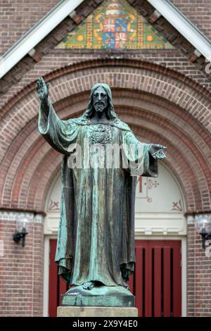 Statua di Gesù Cristo di fronte a Una chiesa chiamata ARK Parochie St. Petrusbanden Diemen Paesi Bassi 2-6-2024 Foto Stock