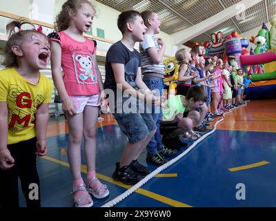 CHARKIV, UCRAINA - 01 GIUGNO 2024 - partecipanti alla celebrazione della giornata internazionale dei bambini, Charkiv, Ucraina nord-orientale Foto Stock