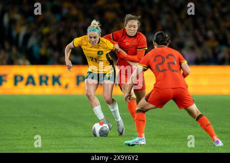 Sydney, Australia. 3 giugno 2024. Sydney, Australia, 3 giugno 2024: Ellie Carpenter (21 Australia) e Jiali Tang (28 Cina) combattono per il duello/palla durante l'amichevole internazionale tra Australia e Cina all'Accor Stadium di Sydney, Australia. (NOE Llamas/SPP) credito: SPP Sport Press Photo. /Alamy Live News Foto Stock