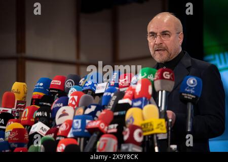 Teheran, Iran. 3 giugno 2024. L'ex vicepresidente Eshaq Jahangiri si rivolge ai media dopo aver registrato il suo nome come candidata per le elezioni presidenziali del giugno 28 al Ministero dell'interno di Teheran, Iran, lunedì 3 giugno 2024. (Foto di Sobhan Farajvan/Pacific Press) credito: Pacific Press Media Production Corp./Alamy Live News Foto Stock