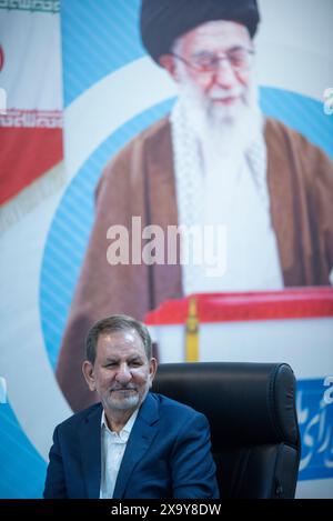 Teheran, Iran. 3 giugno 2024. L'ex vice presidente Eshaq Jahangiri registra il suo nome come candidato alle elezioni presidenziali del giugno 28 accanto a un ritratto del leader supremo dell'Iran, Ali Khamenei, presso il Ministero dell'interno di Teheran, Iran, lunedì 3 giugno 2024. (Foto di Sobhan Farajvan/Pacific Press) credito: Pacific Press Media Production Corp./Alamy Live News Foto Stock