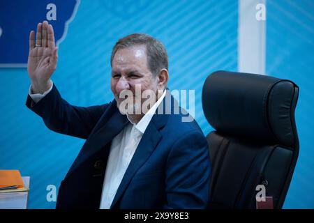 Teheran, Iran. 3 giugno 2024. L'ex vice presidente Eshaq Jahangiri si rivolge ai media mentre registra il suo nome come candidato per le elezioni presidenziali del giugno 28 al Ministero dell'interno di Teheran, Iran, lunedì 3 giugno 2024. (Foto di Sobhan Farajvan/Pacific Press) credito: Pacific Press Media Production Corp./Alamy Live News Foto Stock