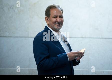 Teheran, Iran. 3 giugno 2024. L'ex vice presidente Eshaq Jahangiri arriva prima di registrare il suo nome come candidato per le elezioni presidenziali del giugno 28 presso il Ministero dell'interno a Teheran, Iran, lunedì 3 giugno 2024. (Foto di Sobhan Farajvan/Pacific Press) credito: Pacific Press Media Production Corp./Alamy Live News Foto Stock