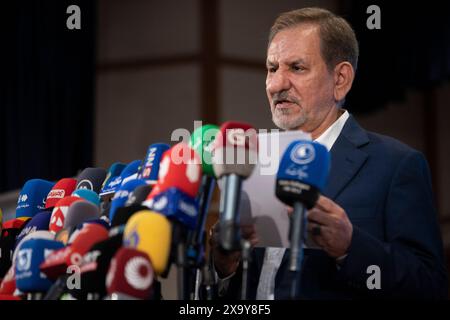 Teheran, Iran. 3 giugno 2024. L'ex vicepresidente Eshaq Jahangiri parla ai media dopo aver registrato il suo nome come candidata per le elezioni presidenziali del giugno 28 al Ministero dell'interno di Teheran, Iran, lunedì 3 giugno 2024. (Foto di Sobhan Farajvan/Pacific Press) credito: Pacific Press Media Production Corp./Alamy Live News Foto Stock