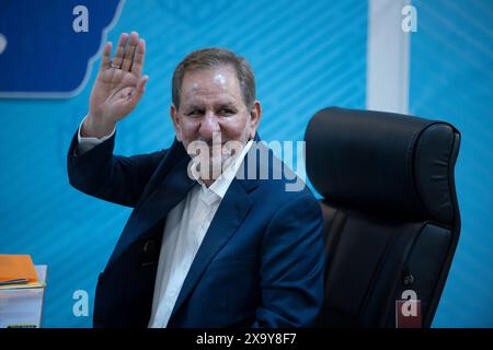 Teheran, Iran. 3 giugno 2024. L'ex vice presidente Eshaq Jahangiri si rivolge ai media mentre registra il suo nome come candidato per le elezioni presidenziali del giugno 28 al Ministero dell'interno di Teheran, Iran, lunedì 3 giugno 2024. (Foto di Sobhan Farajvan/Pacific Press) credito: Pacific Press Media Production Corp./Alamy Live News Foto Stock