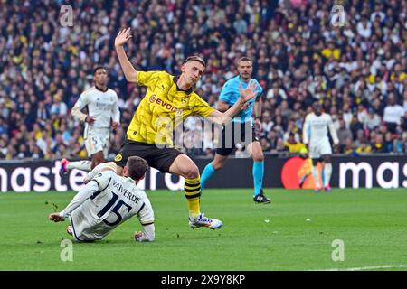 Londra, Inghilterra. 1 giugno 2024. Nico Schlotterbeck (4) del Borussia Dortmund e Federico Valverde (15) del Real Madrid visto durante la finale di UEFA Champions League 2024 tra il Borussia Dortmund e il Real Madrid a Wembley a Londra. (Foto: Gonzales Photo - Tommaso Fimiano). Foto Stock