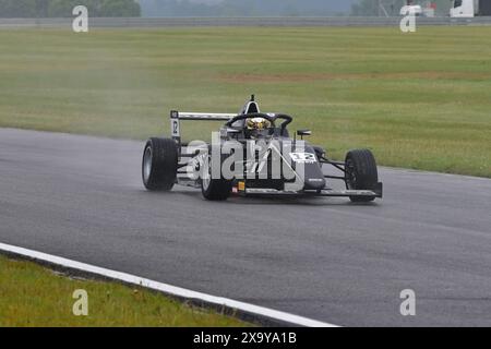 Alex Ninovic, Rodin Motorsport, ROKIT F4 British Championship, certificato dalla FIA, tre gare di venti minuti nel weekend dello Snetterton 300 Foto Stock