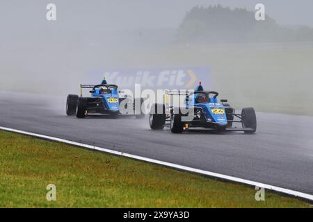 Un sacco di spruzzi in fuga verso Agostini, Martin Molnar, Virtuosi Racing, Yuhao fu, Virtuosi Racing, ROKIT F4 British Championship, certificato da Th Foto Stock