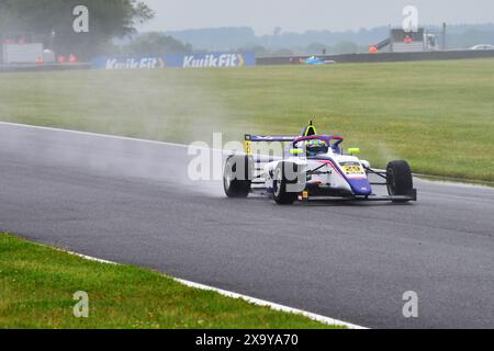 August Raber, Xcel Motorsport, ROKIT F4 British Championship, certificato dalla FIA, tre gare di venti minuti nel fine settimana sullo Snetterton 300 c Foto Stock