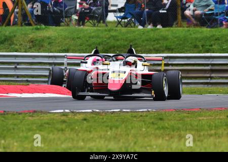 Nina Gademan, Fortec Motorsport, ROKIT F4 British Championship, certificata dalla FIA, tre gare di venti minuti nel fine settimana sullo Snetterton 300 Foto Stock