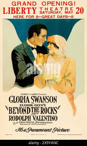 Vecchio poster cinematografico - Rodolfo Valentino, Gloria Swanson - oltre le rocce (Paramount, 1922). Tessera vicino alla finestra, Liberty Theatre Foto Stock