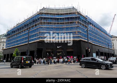 Londra, Regno Unito. 3 giugno 2024. La tela cerata blu che di recente copriva l'impalcatura esterna (inclusa una gigantesca borsa per la spesa IKEA) che circonda l'ex ammiraglia Top Shop di Oxford Circus, è stata rimossa. IKEA ha in programma di aprire un negozio nel centro della città nel 2025. I commentatori hanno affermato che Oxford Street, una volta la via dello shopping più trafficata d’Europa, ha bisogno di un impulso tanto necessario. Crediti: Stephen Chung / Alamy Live News Foto Stock