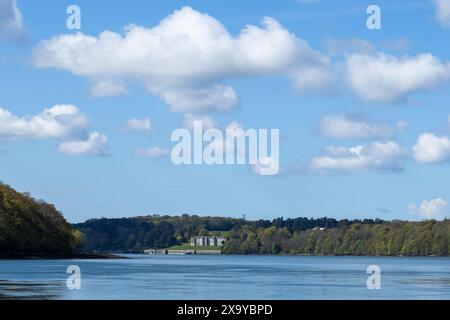 Plas Newydd House & Gardens (National Trust) sulla riva di Menai Street. Vista da sotto il Britannia Bridge sul lato di Anglesey. Galles del Nord Foto Stock