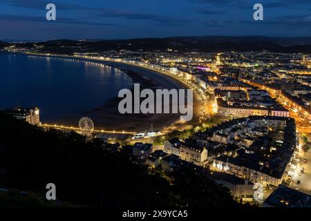 Llandudno Bay e lungomare di notte, Conwy, Galles del Nord Foto Stock