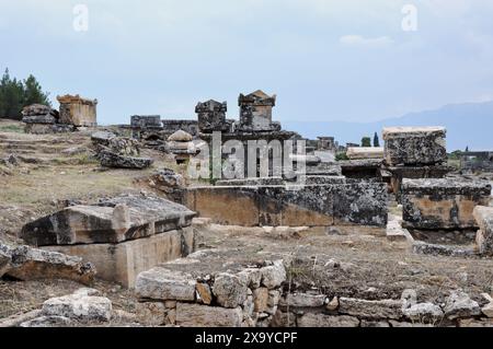 Sarcofagi nella necropoli, Hierapolis antica città greca ellenistica, Pamukkale, provincia di Denizli, Turchia Foto Stock