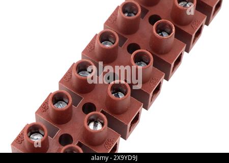 Morsettiera con connettori per fili elettrici isolata su sfondo bianco. Set di terminali elettrici in plastica bianca Foto Stock