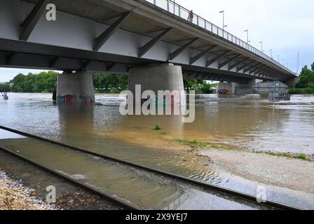 In weiten Teilen Bayerns nimmt der Regen seit Tagen kein Ende. Flüsse und Bäche treten über die Ufer, Wassermassen fluten Keller und die Hochwasserpegel steigen weiter an. Einsatzkräfte sind im Dauereinsatz. Foto: Niebelungenbrücke. Hochwasser in der Weltkulturerbe-Stadt Regensburg, Bayern. In Ratisbona erreicht die Donau einen Pegel von sechs Metern. Dannazione dorata Die Hochwasser-Meldestufe vier. AM Vormittag wurde der Katastrophenfall ausgerufen. *** In gran parte della Baviera, la pioggia non si è fermata per giorni fiumi e torrenti traboccano le loro sponde, masse di cantine di inondazione d'acqua e livello di inondazione Foto Stock