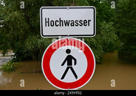 In weiten Teilen Bayerns nimmt der Regen seit Tagen kein Ende. Flüsse und Bäche treten über die Ufer, Wassermassen fluten Keller und die Hochwasserpegel steigen weiter an. Einsatzkräfte sind im Dauereinsatz. Foto: Verbotsschild und Durchgangsverbot für Fussgänger. Hochwasser in der Weltkulturerbe-Stadt Regensburg, Bayern. In Ratisbona erreicht die Donau einen Pegel von sechs Metern. Dannazione dorata Die Hochwasser-Meldestufe vier. AM Vormittag wurde der Katastrophenfall ausgerufen. *** In grandi parti della Baviera, la pioggia non si è fermata per giorni fiumi e torrenti traboccano le loro rive, masse di wa Foto Stock