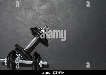 Campanelli su pavimento con texture scure, vista dall'alto. Spazio per il testo Foto Stock