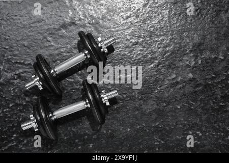 Campanelli su pavimento con texture scure, vista dall'alto. Spazio per il testo Foto Stock