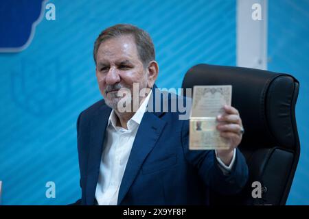 Teheran, Iran. 3 giugno 2024. Il politico ed ex vicepresidente Eshaq Jahangiri Kouhshahi si rivolge ai media mentre registra il suo nome come candidato per le elezioni presidenziali del giugno 28 al Ministero dell'interno di Teheran, Iran, lunedì 3 giugno 2024. (Foto di Sobhan Farajvan/Pacific Press/Sipa USA) credito: SIPA USA/Alamy Live News Foto Stock
