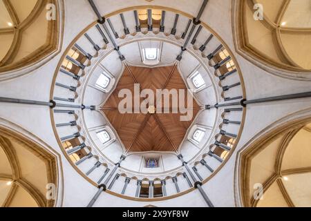 Un angolo basso di un soffitto di una chiesa a Londra, Regno Unito Foto Stock