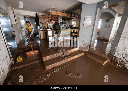 Rudersberg, Germania. 3 giugno 2024. Gli operatori di un pub nel centro della città rimuovono il fango dalla sala da pranzo. Crediti: Marijan Murat/dpa/Alamy Live News Foto Stock