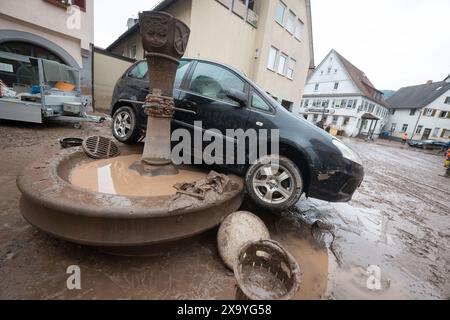 Rudersberg, Germania. 3 giugno 2024. Un veicolo danneggiato si trova su un pozzo nel centro della città. Crediti: Marijan Murat/dpa/Alamy Live News Foto Stock