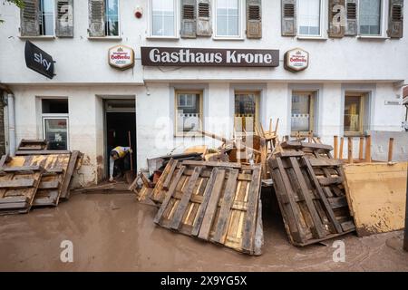 Rudersberg, Germania. 3 giugno 2024. Pallet e mobili possono essere visti di fronte ad una locanda nel centro citta'. Crediti: Marijan Murat/dpa/Alamy Live News Foto Stock