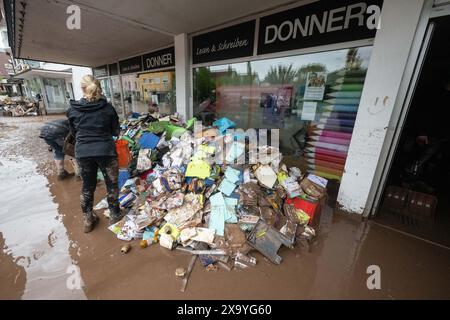 Rudersberg, Germania. 3 giugno 2024. La gente pulisce di fronte a un negozio nel centro città. Crediti: Marijan Murat/dpa/Alamy Live News Foto Stock