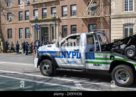 Un camion di traino in viaggio nel centro di New York, Stati Uniti Foto Stock