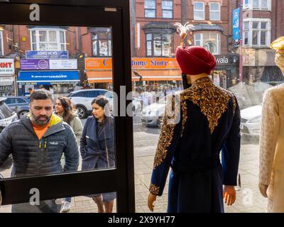 Negozi lungo Soho Road, un'area multiculturale di Birmingham, la seconda città del Regno Unito. Foto Stock