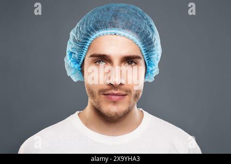 Ritratto di giovane uomo in blu medical hat Foto Stock