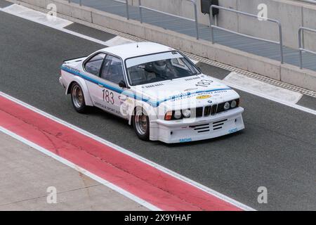 Los Arcos, Spagna - 25 maggio 2024: 1979 BMW 635CSi (E24), auto da corsa, prima generazione di BMW 6 Series Foto Stock