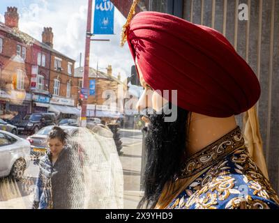 Negozi lungo Soho Road, un'area multiculturale di Birmingham, la seconda città del Regno Unito. Foto Stock